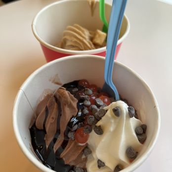 Fruitee Yogurt - two bowls of ice cream and chocolate - Ice Cream & Frozen Yogurt Near Me - Lexington, Massachusetts