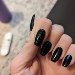 Another pic of the nail. Let's not forget the gel was visibly lumpy after I got the service done.
