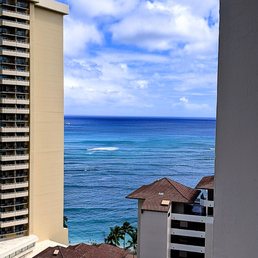I can see the ocean between this building and this other building! I can see the ocean between this building and this other building!