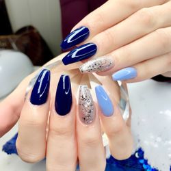 Lisa's Nails - By Willy