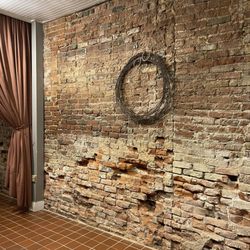 602 on Main - Really rustic wall decorated with bailing wire. Lots of character