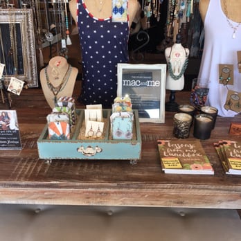 Mainstream Boutique - Entrance display - Accessories Near Me - Spring, Texas