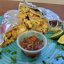 Los Primos Market - Breakfast burrito.
Eggs, ham, country potatoes, beans, cheese and jalapeno.