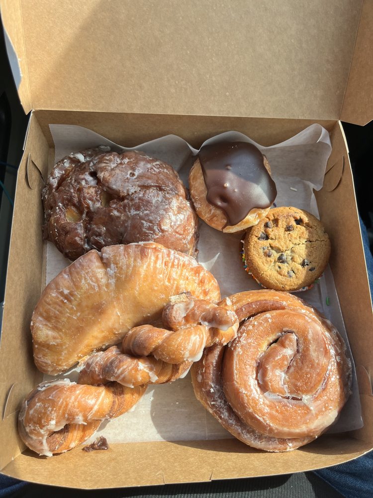 Nanees Doughnut Hole Logo