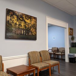 Physicians’ Eye Surgery Center - Bright lobby, lots of room.