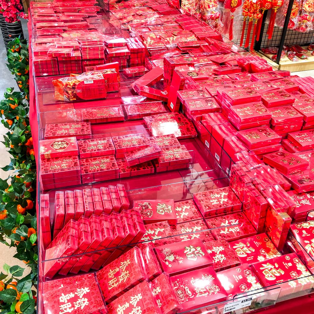 Chinese/Lunar New Year red envelopes ( 紅包, hóngbāo) Chinese/Lunar New Year red envelopes ( 紅包, hóngbāo)