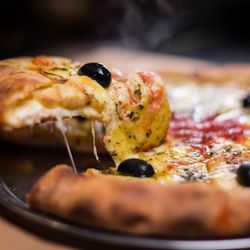 Dupla - Pizza de Mozzarella con Bordes Rellenos de Mozzarella y Bacon