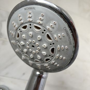 Maison 140 Beverly Hills - Disgusting shower head - Hotels Near Me - Beverly Hills, California