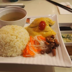 冬蔭公公 - 泰式海南雞飯。老火湯清甜，海南雞有黐刀蹟像，夾起來散晒