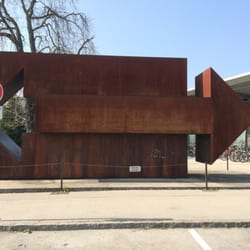 Hauptbahnhof Vöcklabruck - Das ist die Skulptur am Bahnhof aus einer besonderen Stahlart, die anrostet aber nicht durchrostet!