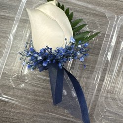 D & L Roses - Last minute boutonnière!