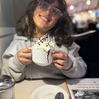 Deluxe Diner - Hot Chocolate - Cafes Near Me - Newark, New Jersey