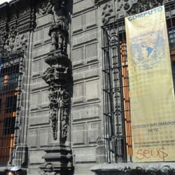 Casa de los Mascarones - Uno de los ventanales que inspiraron al logo de la estación San Cosme de la L-2