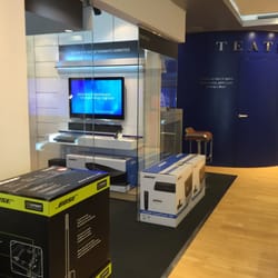 Bose Store - Vetrine all'interno di Bose.