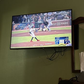Julian Lodge - Good size TV with multiple choices of service like Netflix, YouTube TV, Hulu etc - Bed & Breakfast Near Me - Julian, California