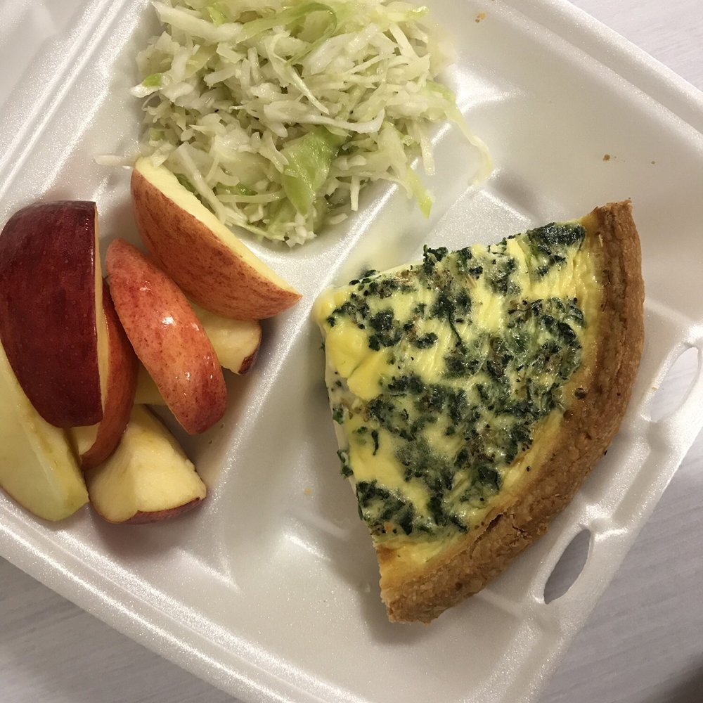Spinach quiche + 2 sides (apples and coleslaw) Spinach quiche + 2 sides (apples and coleslaw)