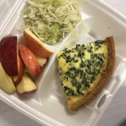 Spinach quiche + 2 sides (apples and coleslaw)