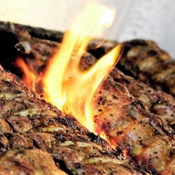 La Hacienda - Gegrillte Ripperl auf Lavasteingrill