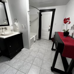 DOC'S Bed and Breakfast - Private bath with each suite.