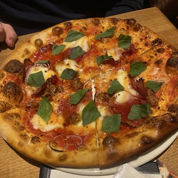 Earls Kitchen + Bar - Pizza - Canadian (New) Near Me - Victoria, British Columbia