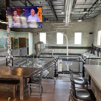 Suncreek Brewery - a bar with a large screen - Brewpubs Near Me - Clermont, Florida Suncreek Brewery - a bar with a large screen - Brewpubs Near Me - Clermont, Florida