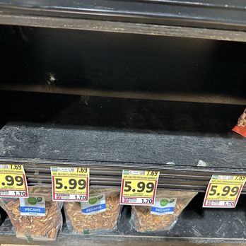 Harris Teeter - Empty shelves - Grocery Near Me - Chapel Hill, North Carolina