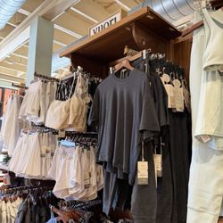 Quiet Storm Surf Shop - Vuori wall