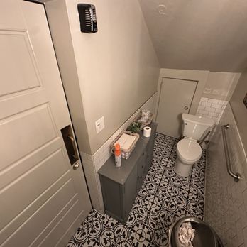 The Clinkscale - The quaint, small bathroom, but very clean - Breakfast & Brunch Near Me - Jerome, Arizona