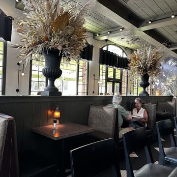 Truffles Cafe - Main bar area - Seafood Near Me - Bluffton, South Carolina