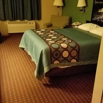 Super 8 by Wyndham McHenry - The room - Hotels Near Me - McHenry, Illinois
