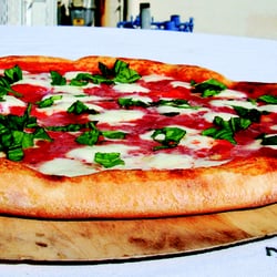 Gianni's Pizza & More - Margherita Pizza