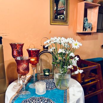 Queen of Persia - a table with vases and flowers - Persian/Iranian Near Me - Toronto, Ontario Queen of Persia - a table with vases and flowers - Persian/Iranian Near Me - Toronto, Ontario