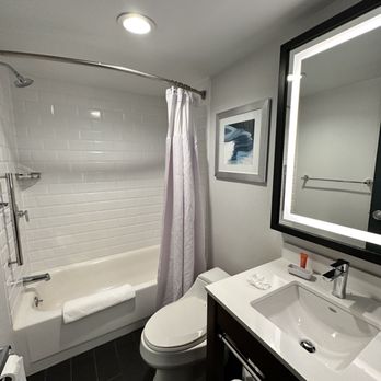 Four Points by Sheraton Boston Newton - Bathroom - Hotels Near Me - Newton, Massachusetts Four Points by Sheraton Boston Newton - Bathroom - Hotels Near Me - Newton, Massachusetts