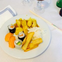 Makis (oui, encore)/ sushis/ poulet curry/ riz/ frites. Une assiette très équilibrée évidemment