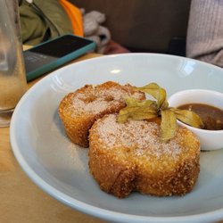 Le Charlotte Café-Bistro