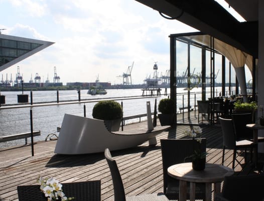 am kai | restaurant. seafood. drinks. elbblick by null