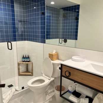 Mendocino Cove Resort - Bathroom in a two queen bed unit - Resorts Near Me - Fort Bragg, California