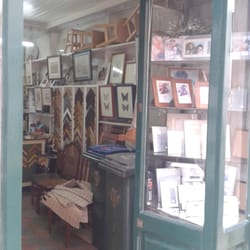 Vidreira da Estrela - Entrada com pormenor das molduras em exposição