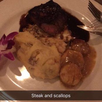 Piggy's Restaurant - Steakhouses Near Me - La Crosse, Wisconsin