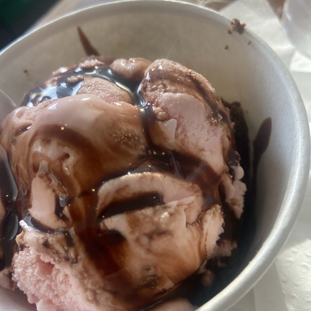 Boathouse Cafe - Strawberry Ice cream, warm brownie at the bottom and light drizzle chocolate sauce. - Cafes Near Me - Passaic, New Jersey