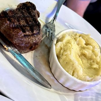 Aubrey's - Oak Ridge - Filet mignon and mashed potatoes - New American Near Me - Oak Ridge, Tennessee