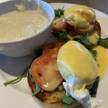 Daily Eats - Benedict Florentine with grits as the side - New American Near Me - Tampa, Florida