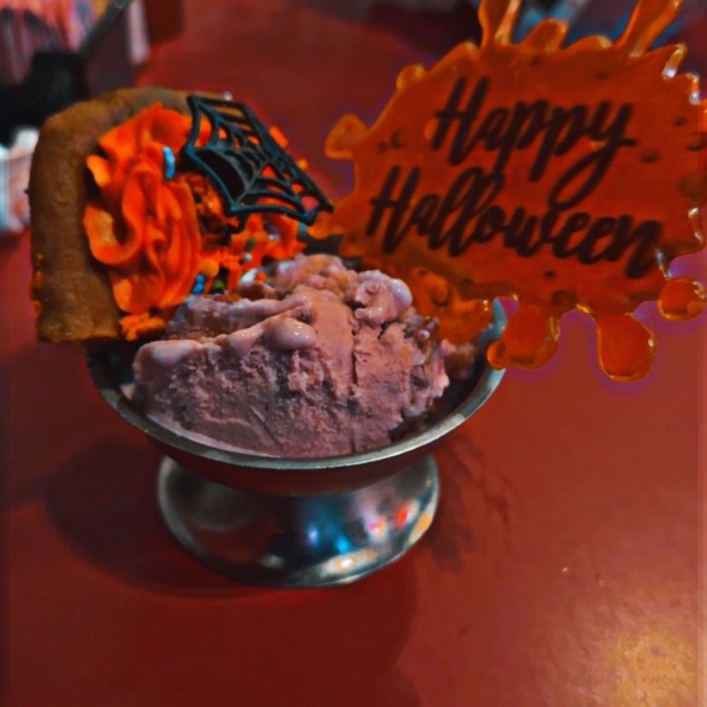 Strawberry ice cream and cookie cake (brought with us) Strawberry ice cream and cookie cake (brought with us)