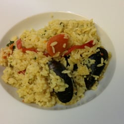 Chuťpoint - Středomořská paella s krevetkami a mušlemi se zeleninou v šafránové rýži