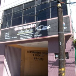 Gimnasio Training Concept - Fachada y entrada principal al gimnasio.