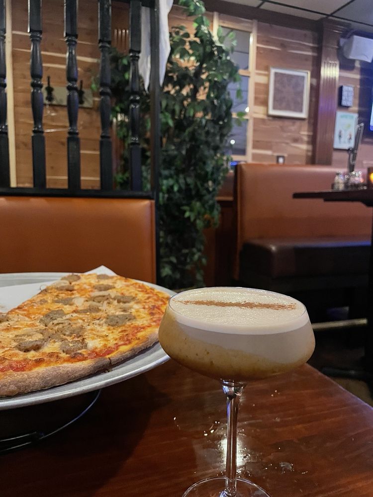 Lorenzo’s Pizza & Martini Lounge Logo
