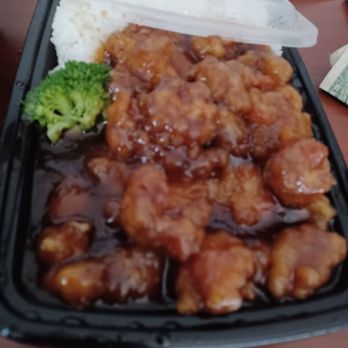 Dragon China - General's Chicken, def NOT spicy but very tasty. Not overly sweet, the broccoli was fresh and the rice was hot, fresh and A+++. - Chinese Near Me - Springfield, Ohio