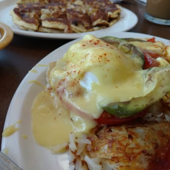 Breakers Breakfast, Brunch & Lunch - Florentine eggs Benedict with macadamia nut banana coconut pancakes...will definitely come back for breakfast.. - Breakfast & Brunch Near Me - Pacifica, California