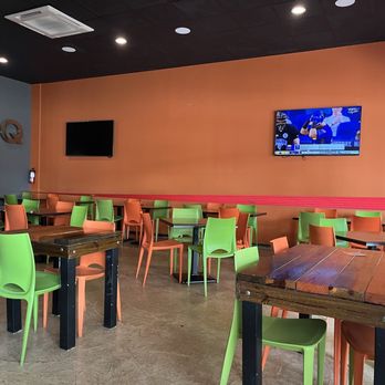 El Artesano - Otra parte del salón comedor - Breweries Near Me - Caguas, Puerto Rico
