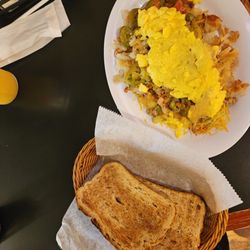 D's Breakfast & Burgers - Riverwalk skillet with toast